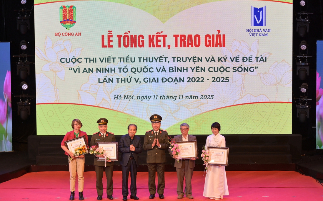 Trao giải cuộc thi viết "Vì an ninh Tổ quốc và bình yên cuộc sống"
