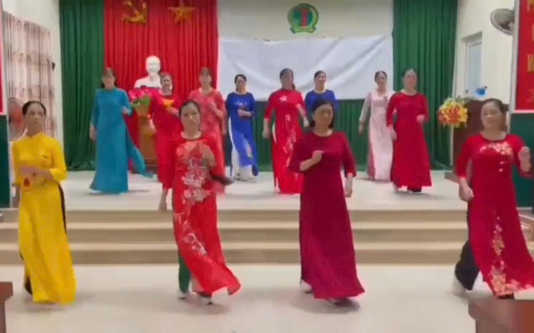 Vũ điệu truyền thông về phòng, chống tác hại thuốc lá của Chi hội phụ nữ thôn Viên Đình, Hà Nội