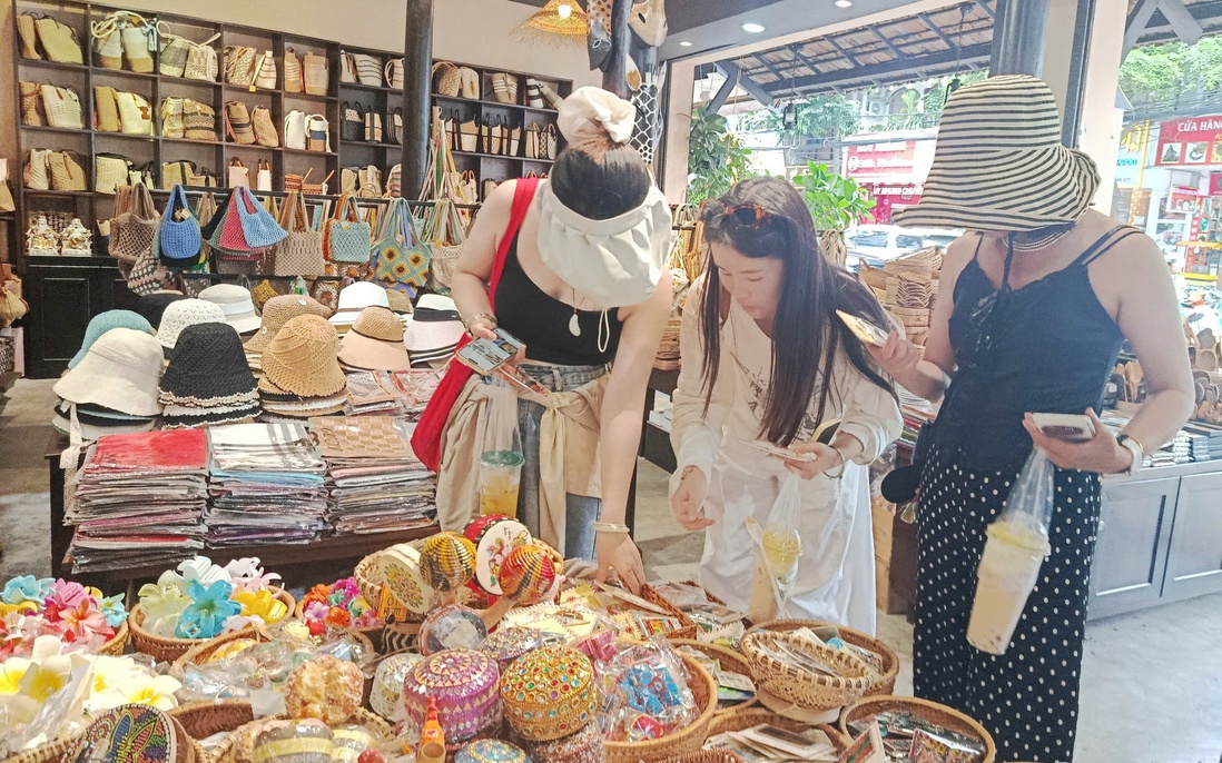 Khánh Hòa: Du khách nước ngoài “đỏ mắt” tìm hàng Việt