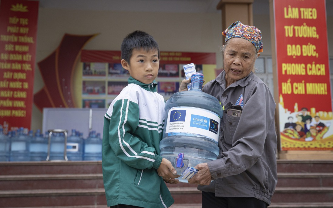 Cung cấp nước sạch cho hơn 15.000 người dân vùng lũ 