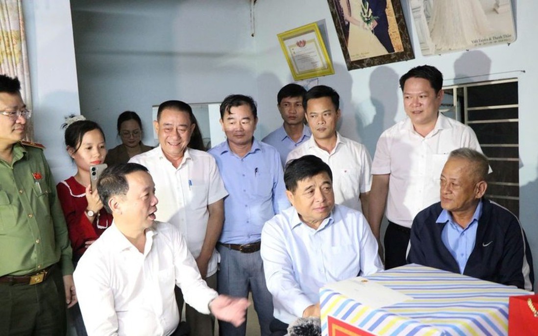 Phó Thủ tướng Nguyễn Chí Dũng tặng quà các hộ dân bị ảnh hưởng mưa lũ tại Huế