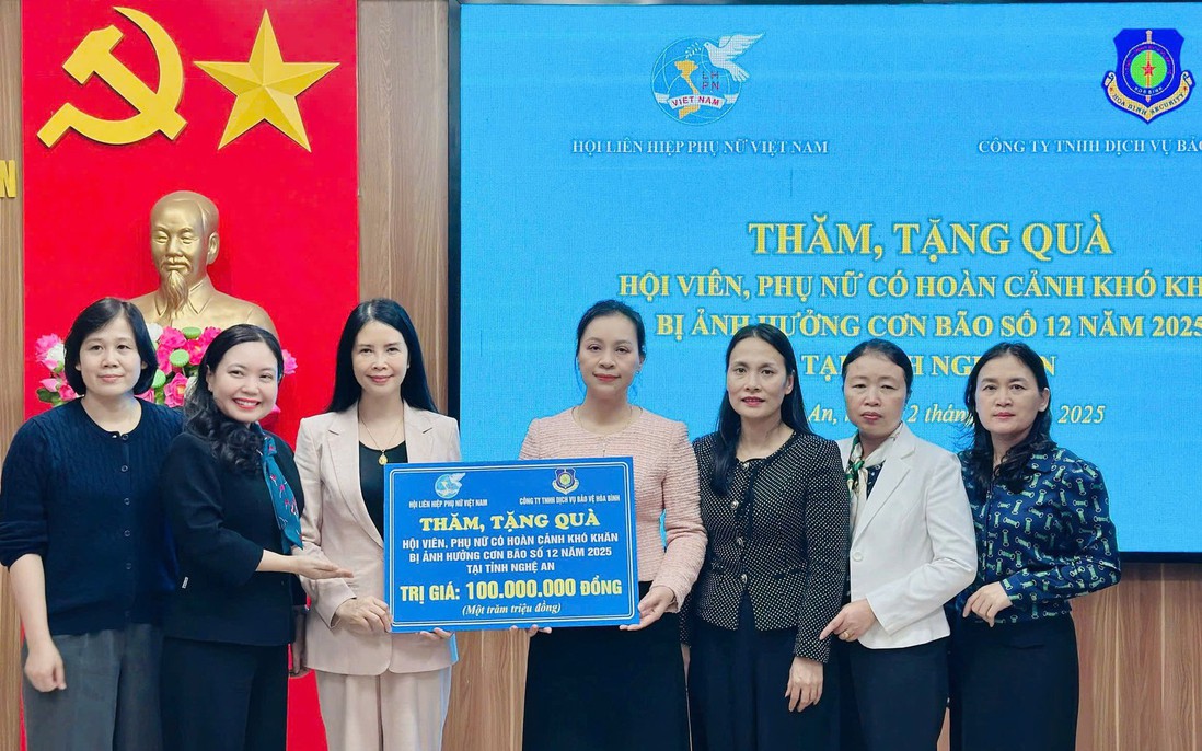 Phó Chủ tịch Thường trực Hội LHPN Việt Nam thăm, tặng quà phụ nữ Nghệ An bị ảnh hưởng bởi bão lũ