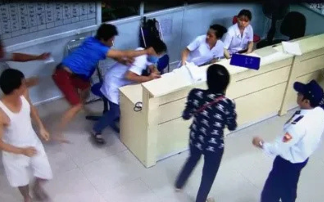 Hành hung nhân viên y tế: Không thể để những kẻ sai trái "lẩn vào đám đông", không bị trừng phạt