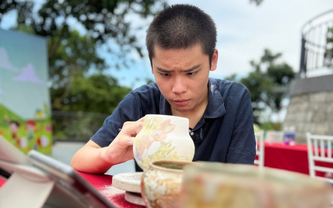 Người cha cùng con tự kỷ "vẽ" phép màu từ gốm