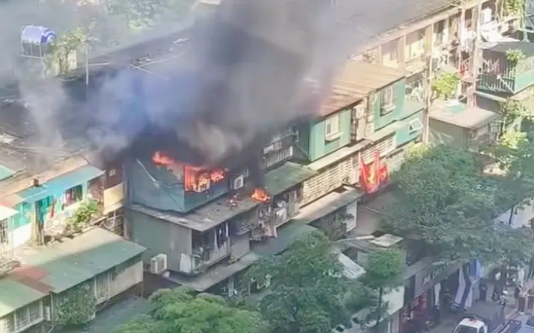 Kịp thời dập tắt vụ cháy căn hộ khu tập thể trên phố Phạm Ngọc Thạch