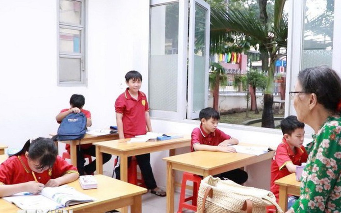 Bà giáo bán vé số nuôi "lớp học tình thương" suốt 10 năm