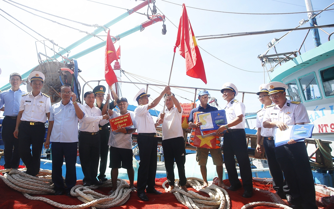 Vùng 4 Hải quân: Tiếp thêm niềm tin để ngư dân vươn khơi, bám biển
