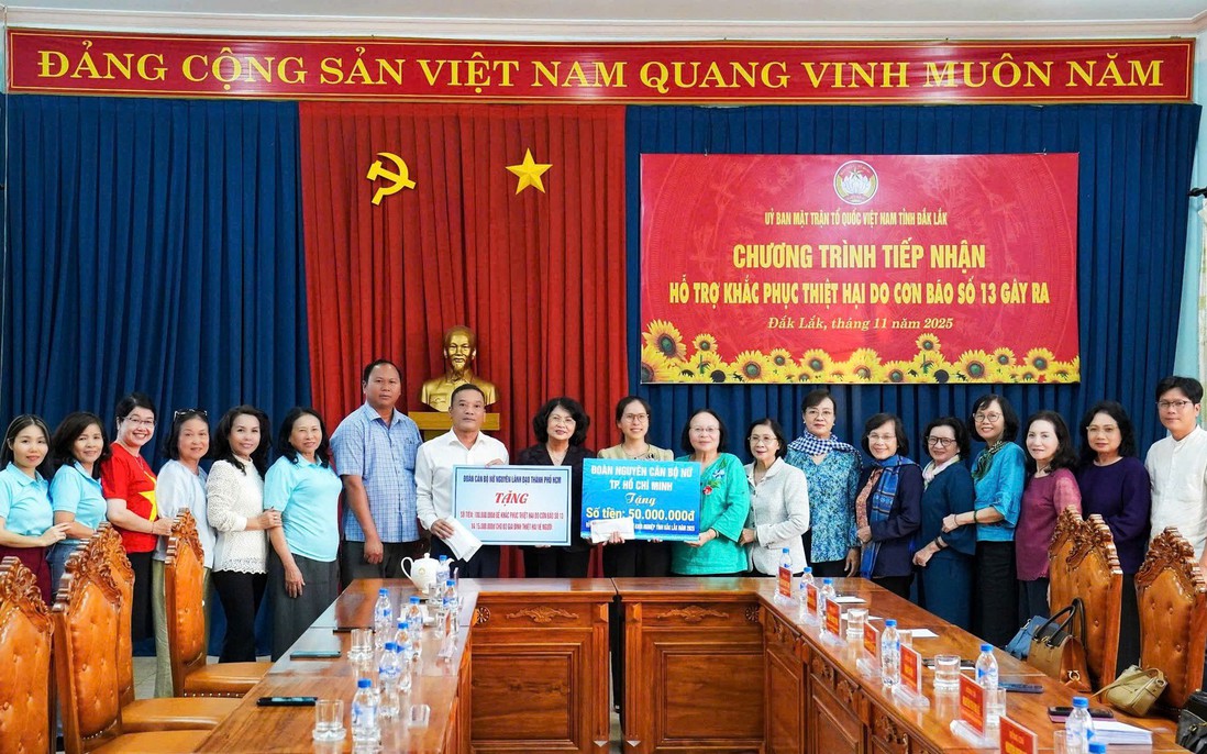 Nguyên Phó Chủ tịch nước Đặng Thị Ngọc Thịnh trao tặng gần 350 triệu đồng hỗ trợ người dân Đắk Lắk khắc phục bão số 13 