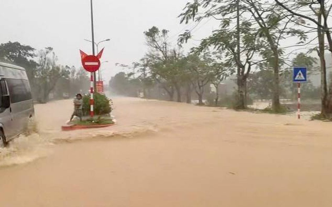 Nhiều chuyến tàu đang nằm chờ trên tuyến tại Khánh Hòa do mưa lớn