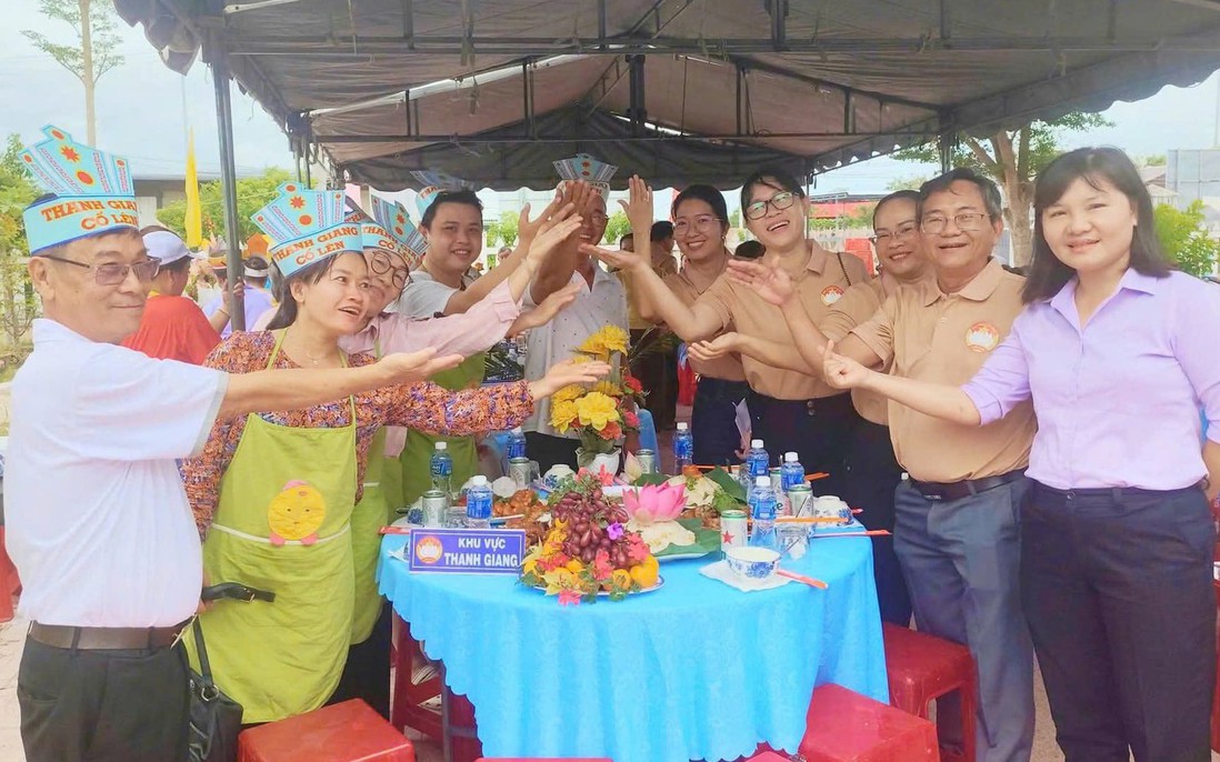 Sôi nổi "Bữa cơm đoàn kết" xã Phan Rí Cửa, tỉnh Lâm Đồng