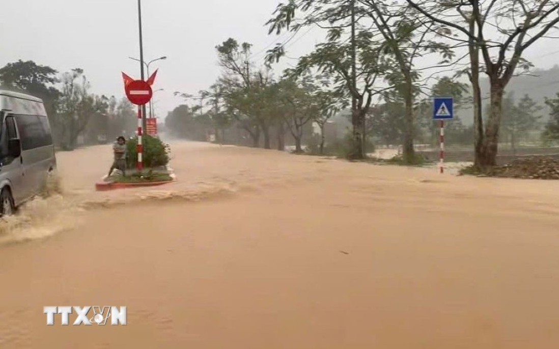 Nhiều tuyến đường vùng núi ở Huế bị ngập và sạt lở do mưa lớn