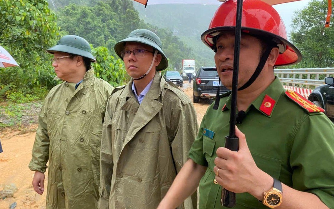 Phó Chủ tịch UBND tỉnh Khánh Hòa kiểm tra hiện trường sạt lở ở đèo Khánh Lê