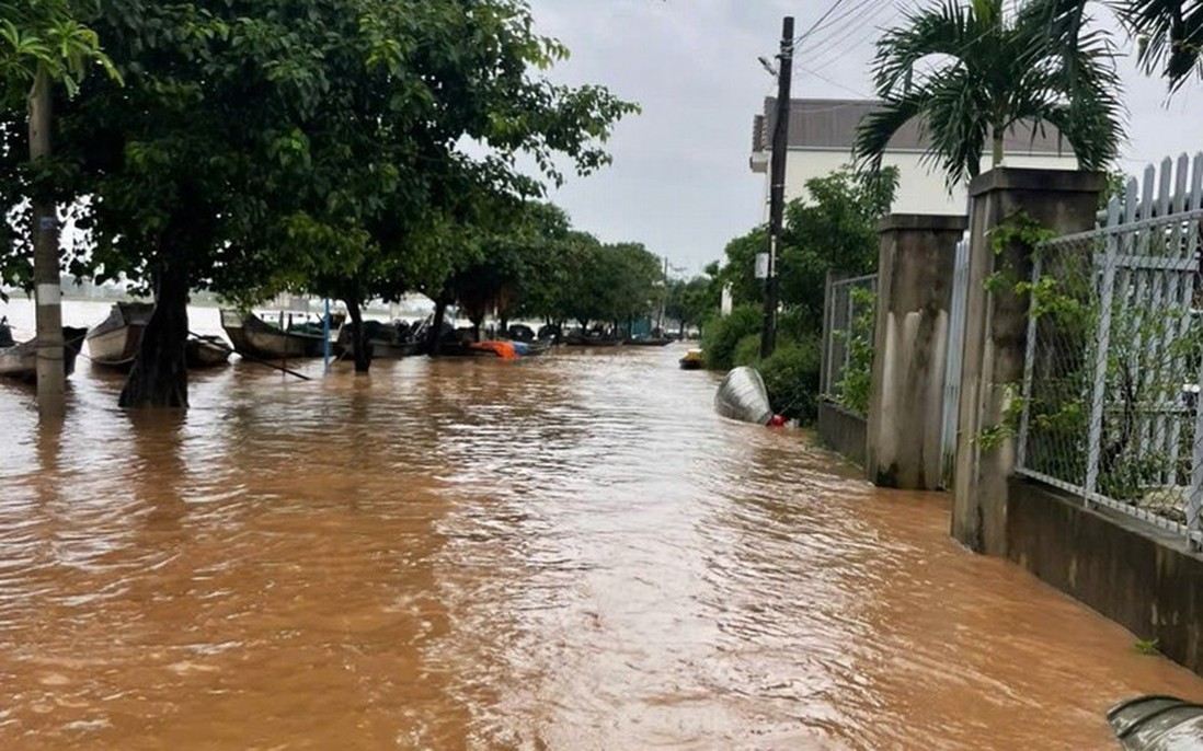 Quảng Trị: Người dân ở hạ lưu ven sông Thạch Hãn khẩn trương "chạy lũ"