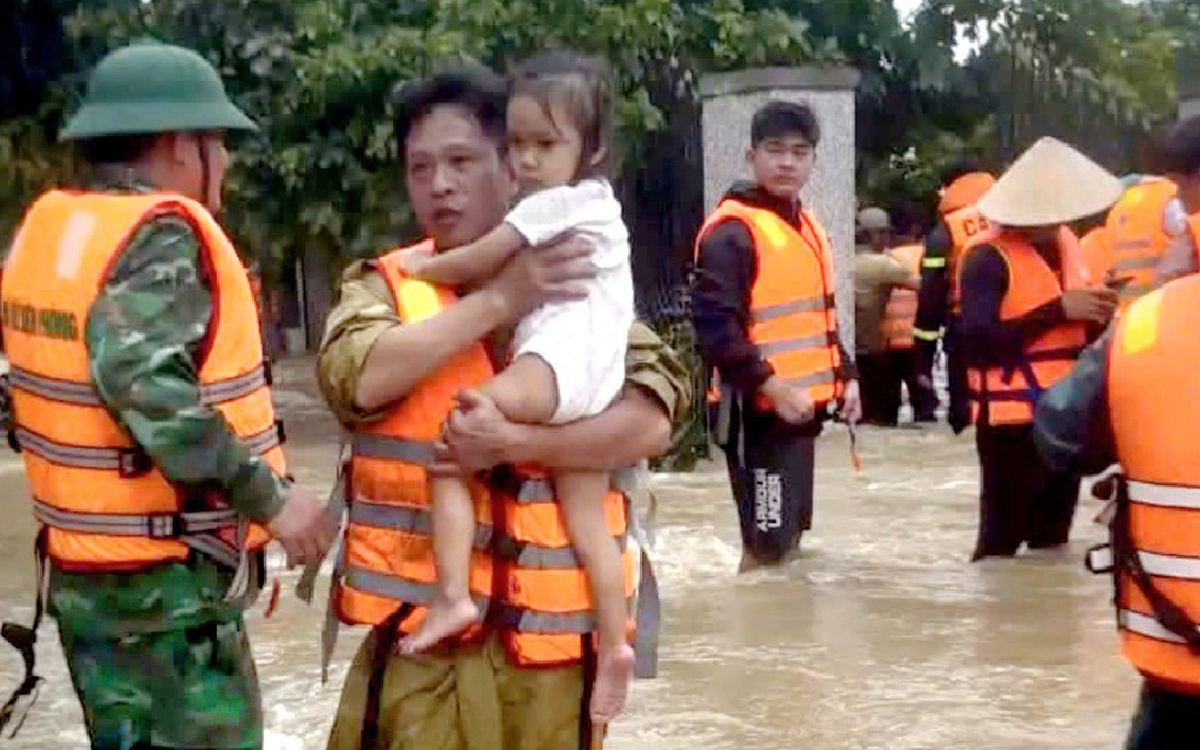 Khánh Hòa: Mưa lớn dồn dập, khẩn trương cứu hộ người dân