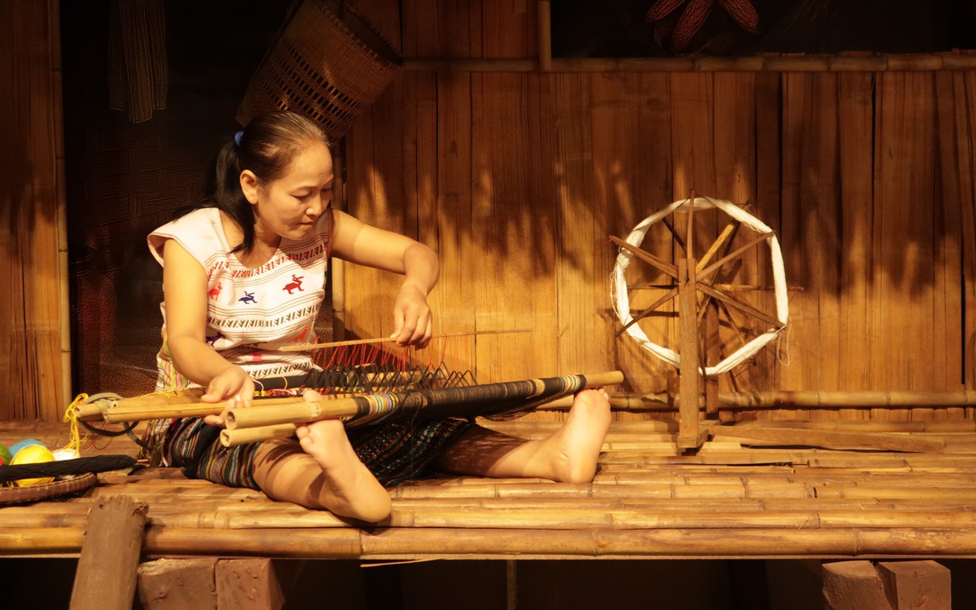 Chiêm ngưỡng sản phẩm thổ cẩm của phụ nữ dân tộc Mạ tại TPHCM