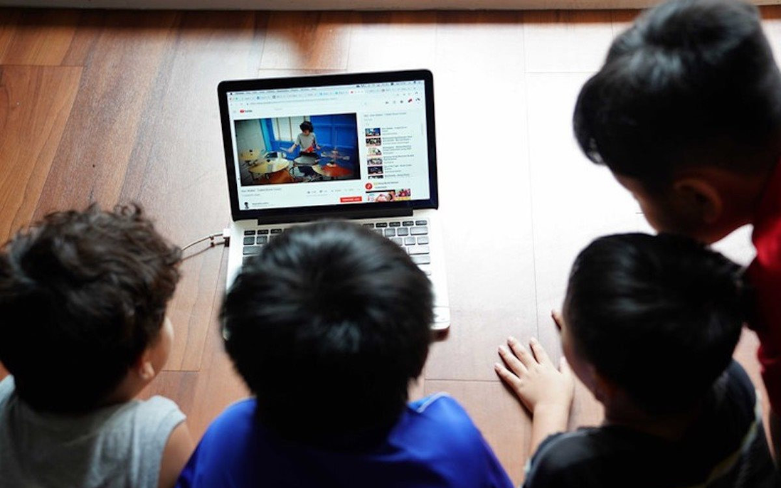 Cảnh báo từ chuyên gia tổng đài 111: Con dưới 16 tuổi chưa nên cho dùng mạng xã hội