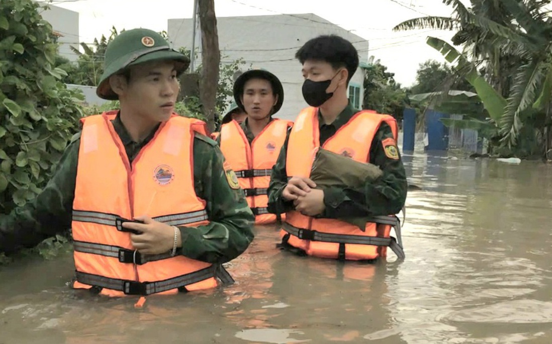 Khánh Hòa: Bộ đội Biên phòng dầm mình trong mưa lũ hỗ trợ người dân di dời đến nơi an toàn