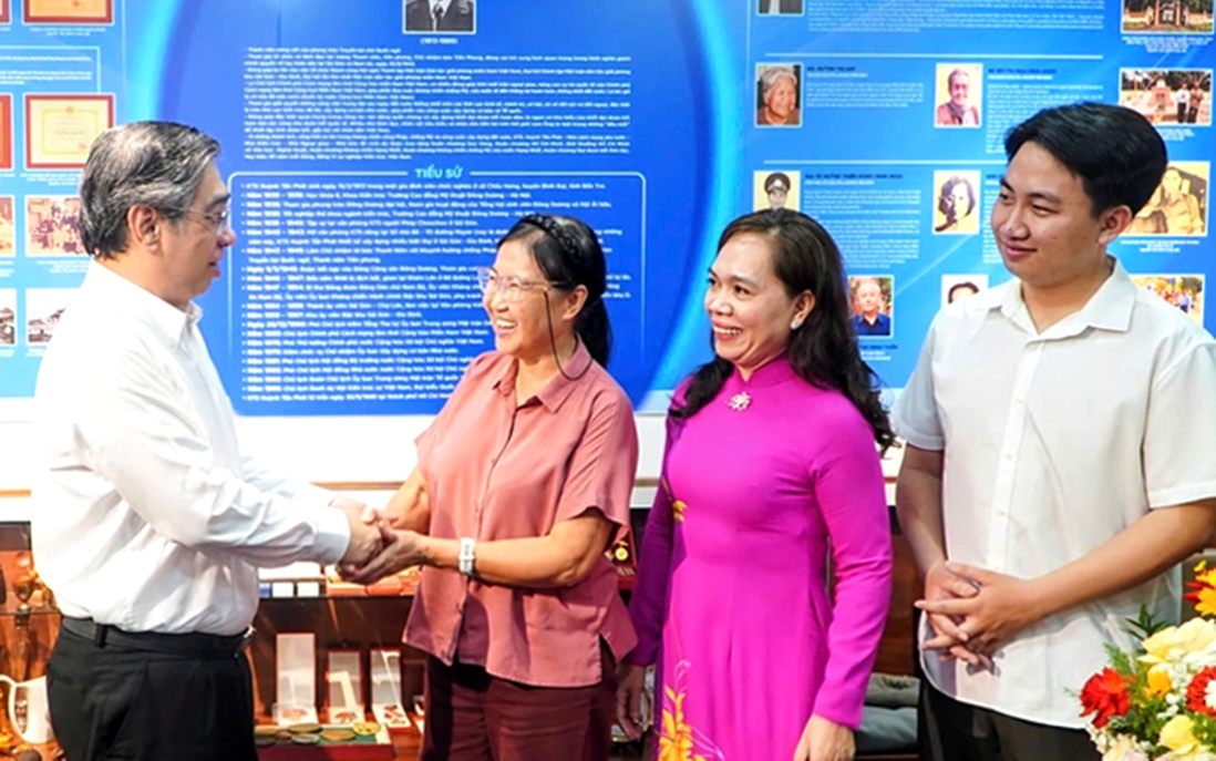 Lãnh đạo Thành ủy TPHCM thăm, tri ân gia đình cố kiến trúc sư Huỳnh Tấn Phát và cố bác sĩ Phùng Văn Cung