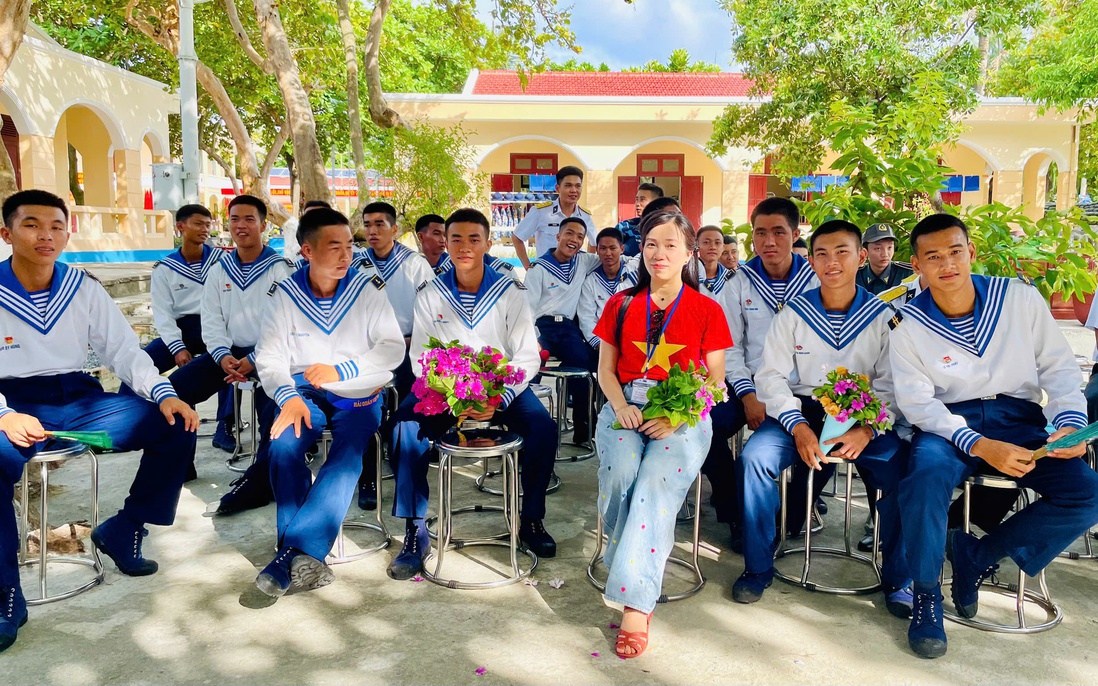 Những nốt nhạc vang lên tình yêu Tổ quốc của cô giáo xứ Huế