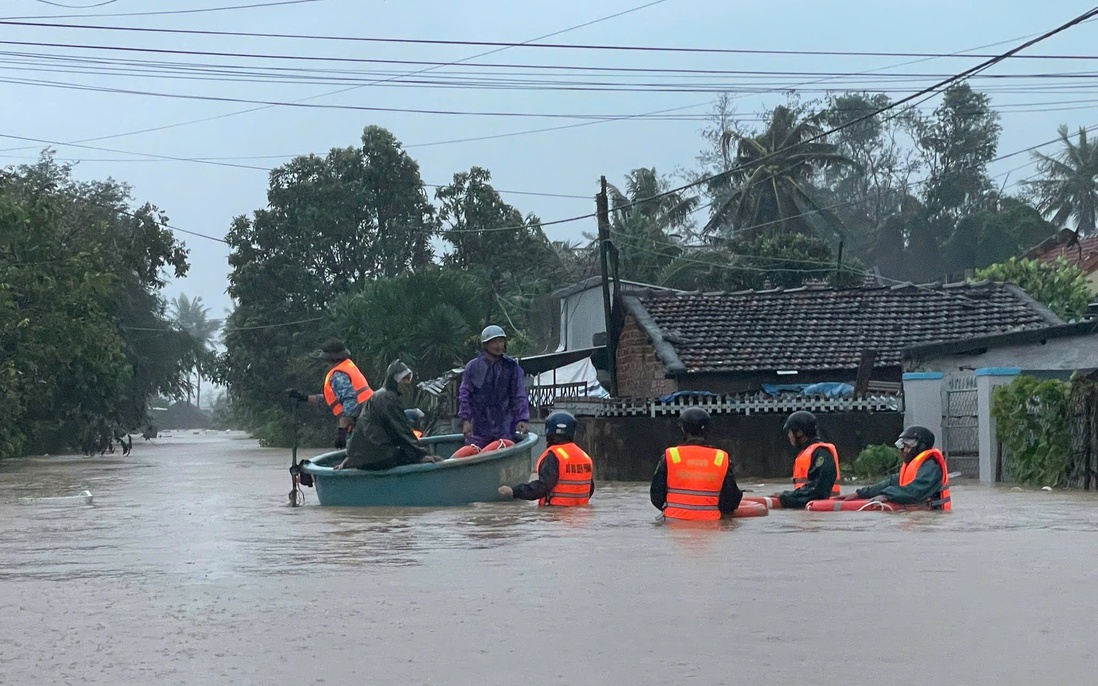 Đắk Lắk: Bộ đội Biên phòng khẩn trương sơ tán người dân và tài sản trong mưa lũ 