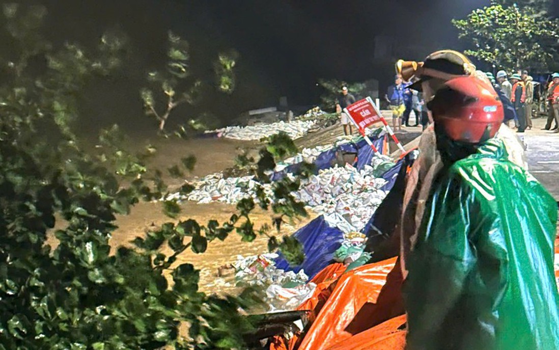 Đà Nẵng: Hơn 500 cán bộ, chiến sỹ xuyên đêm ngăn sạt lở kè An Lương