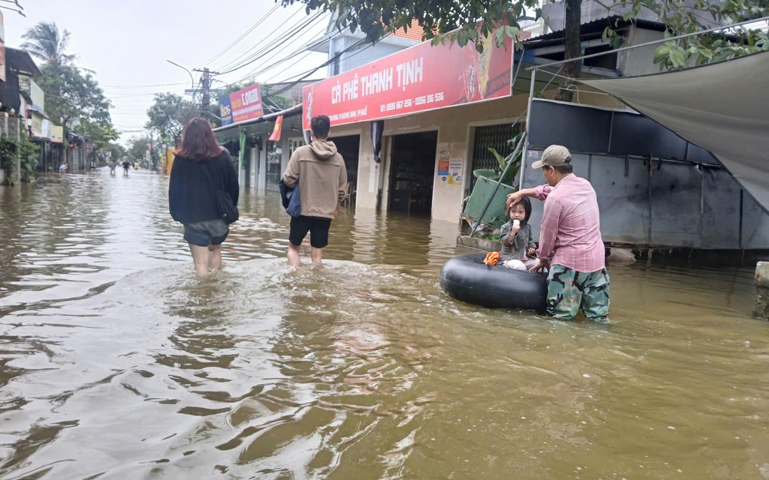 Hơn 700 ngôi nhà ở TP Huế vẫn bị ngập, nhiều tuyến phố phải di chuyển bằng thuyền