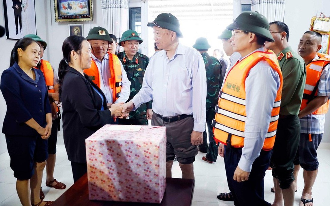 Tổng Bí thư chia sẻ về những thiệt hại do mưa lũ gây ra với người dân Huế