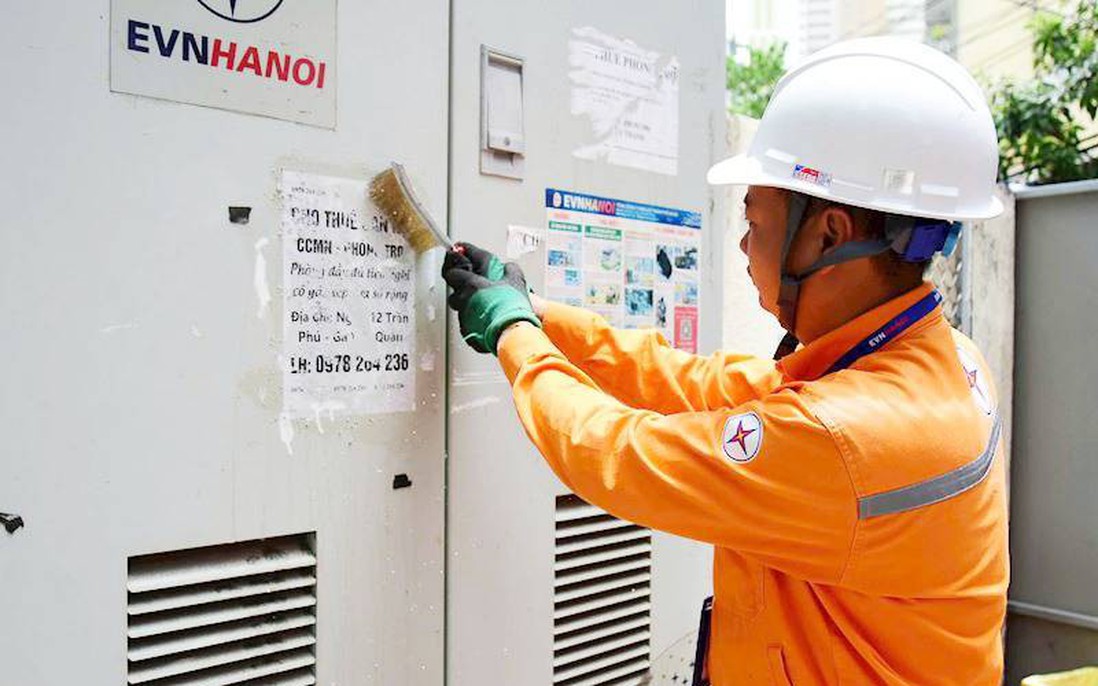 Tủ điện, trạm biến áp thành nơi dán quảng cáo, rao vặt: Hiểm họa về an toàn điện