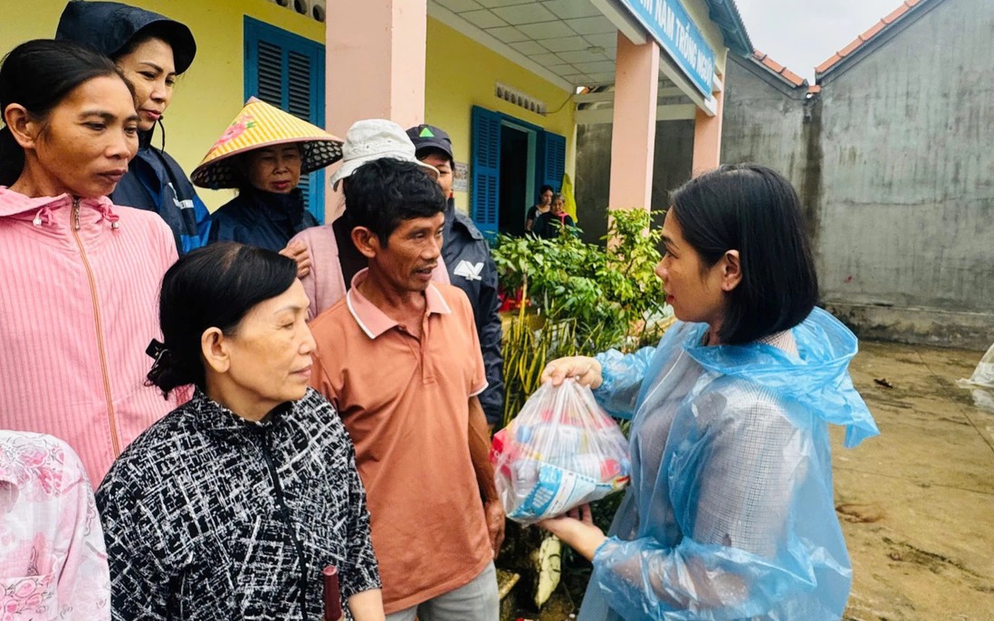 Ủy ban MTTQ Việt Nam tỉnh Khánh Hòa kịp thời hỗ trợ nhu yếu phẩm cho người dân vùng lũ