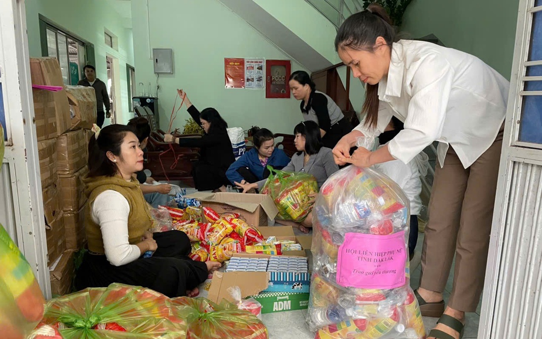 Hội LHPN tỉnh Đắk Lắk chung tay gửi 2.250 suất quà đến người dân bị cô lập do lũ 