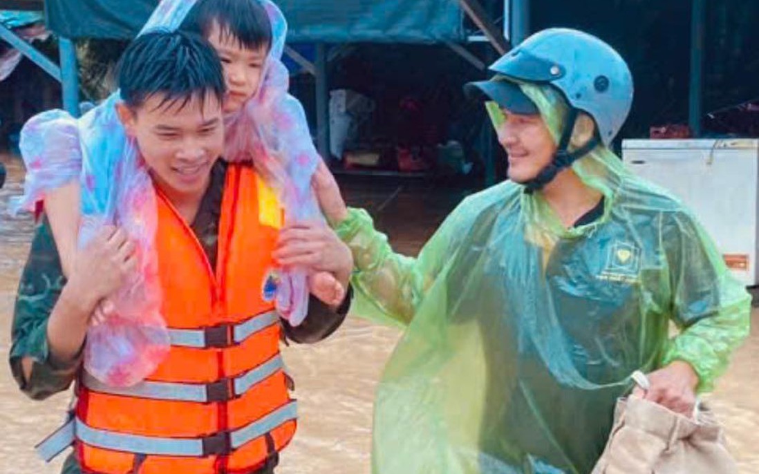 Bộ đội Biên phòng Đắk Lắk hỗ trợ sản phụ và hơn 1 nghìn người dân di dời khỏi vùng ngập lụt 