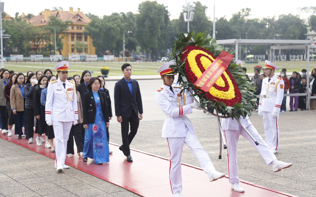 Đại biểu Đoàn Thanh niên TƯ Hội LHPN Việt Nam vào Lăng viếng Chủ tịch Hồ Chí Minh