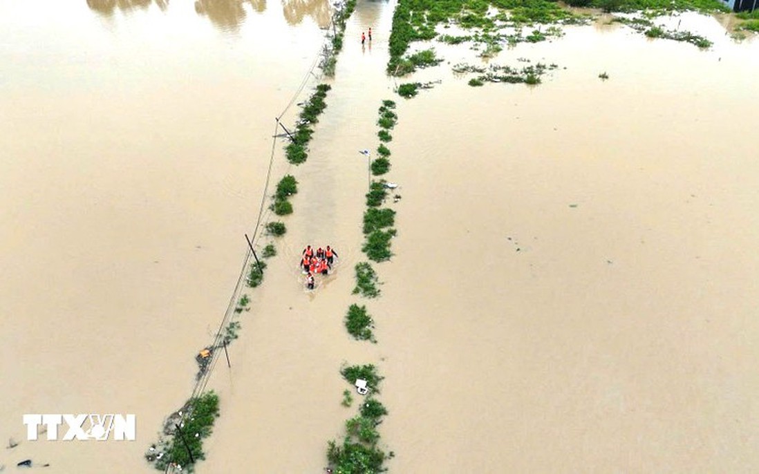 Điều động lực lượng ứng cứu người dân bị ngập lụt tại Khánh Hòa