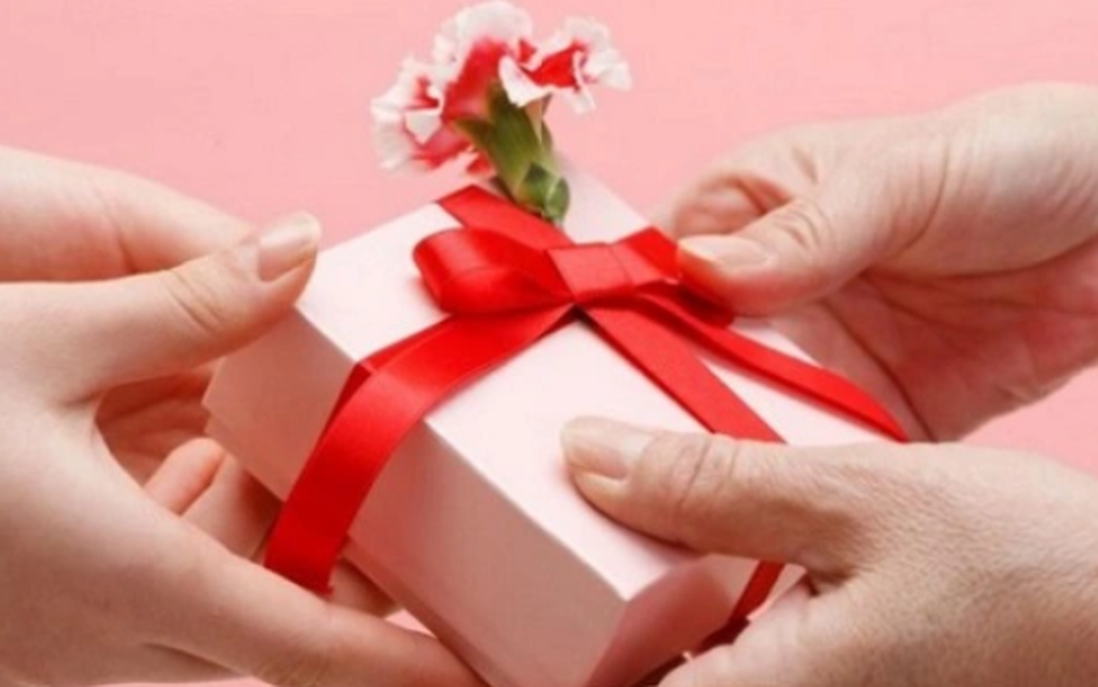 Tặng quà cho cô giáo