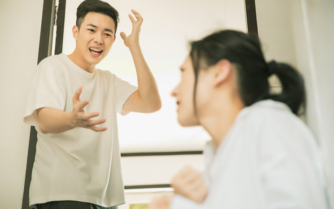 Nỗi đau bị bạo hành trong vỏ bọc kiên cường của những người phụ nữ thành đạt