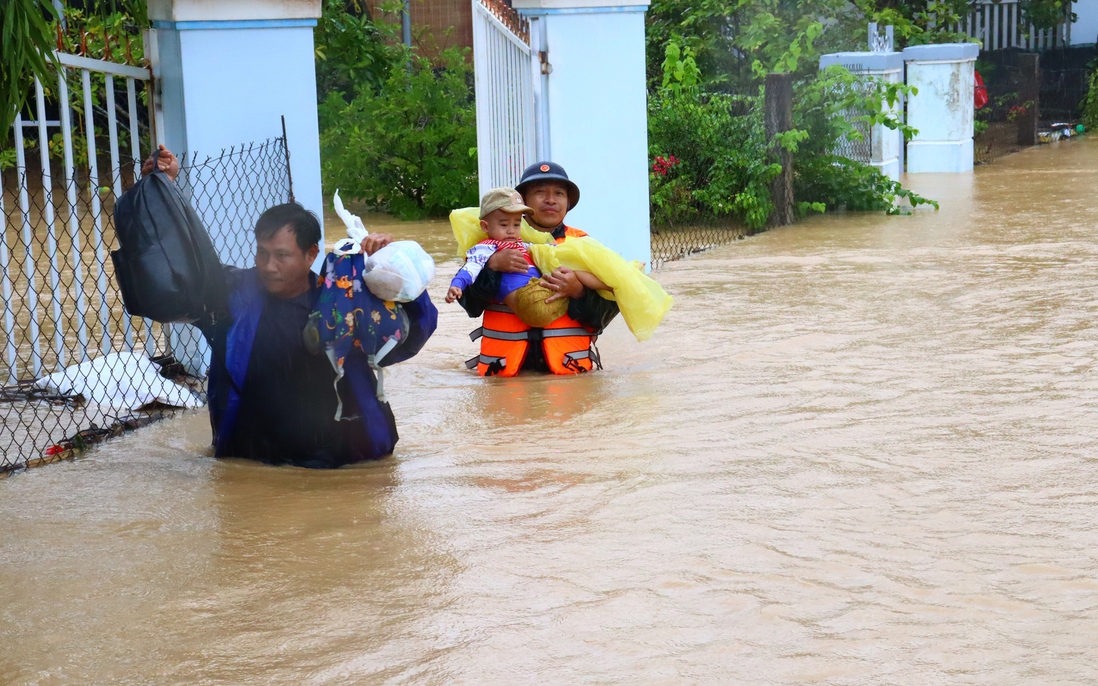 Học viện Hải quân cứu trợ người dân bị chia cắt, ngập nặng do mưa lũ ở Khánh Hoà
