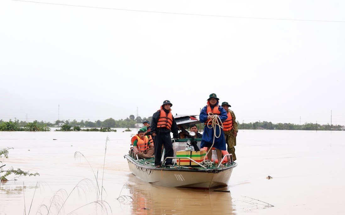 Quân đội xuất cấp 15 tấn lương khô hỗ trợ nhân dân bị ảnh hưởng do mưa lũ