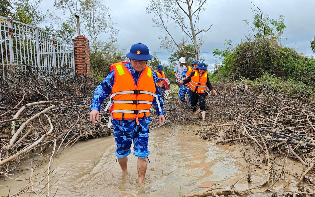 Bộ Tư lệnh Vùng Cảnh sát biển 2 hỗ trợ người dân vùng lũ ở Gia Lai 