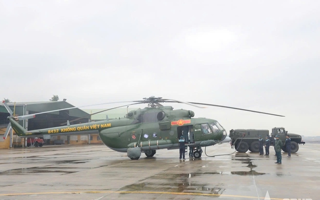 Trực thăng Mi-17 cất cánh bay vào vùng lũ Đắk Lắk để cứu trợ nhân dân