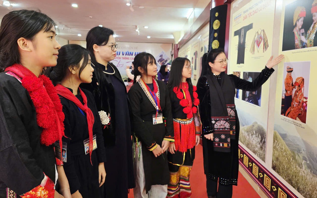 Trưng bày các bộ trang phục độc đáo của phụ nữ vùng cao xứ Lạng