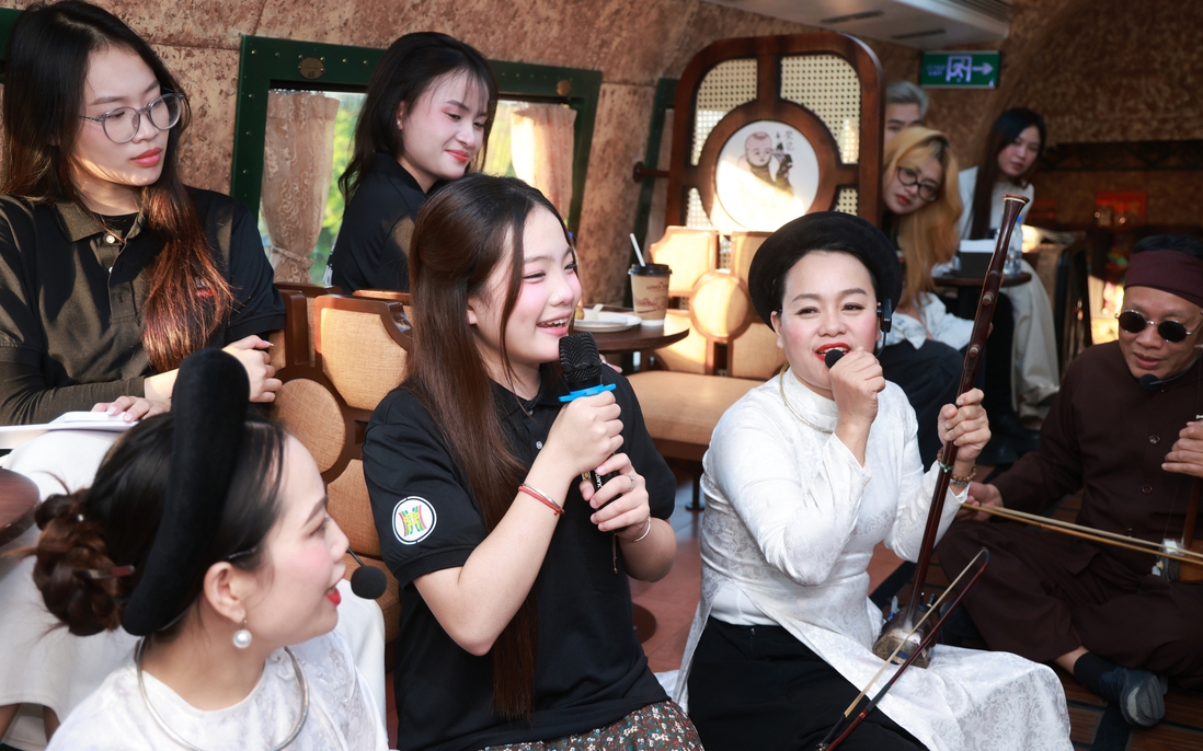 Thí sinh Tiếng hát Hà Nội 2025 hòa giọng cùng nghệ nhân Xẩm trên chuyến tàu “5 cửa ô”