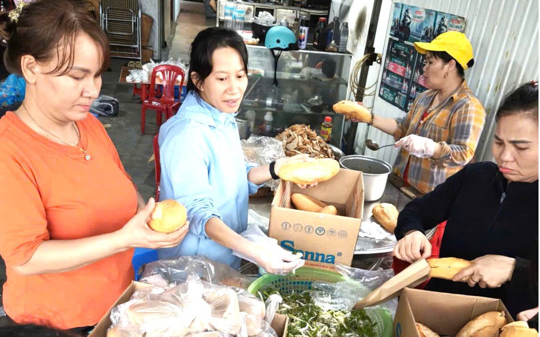 Các cấp Hội Phụ nữ Khánh Hòa hỗ trợ hơn 5.000 suất cơm cho bà con vùng lũ