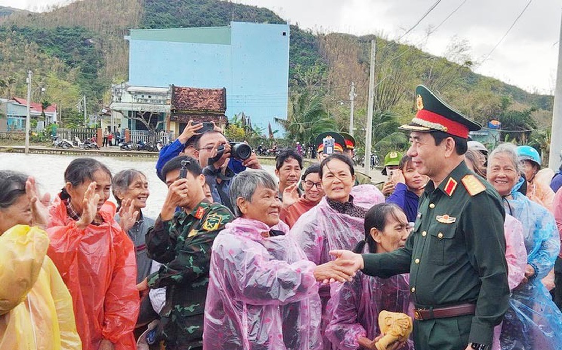 Đại tướng Phan Văn Giang thăm, động viên nhân dân vùng rốn lũ ở Gia Lai