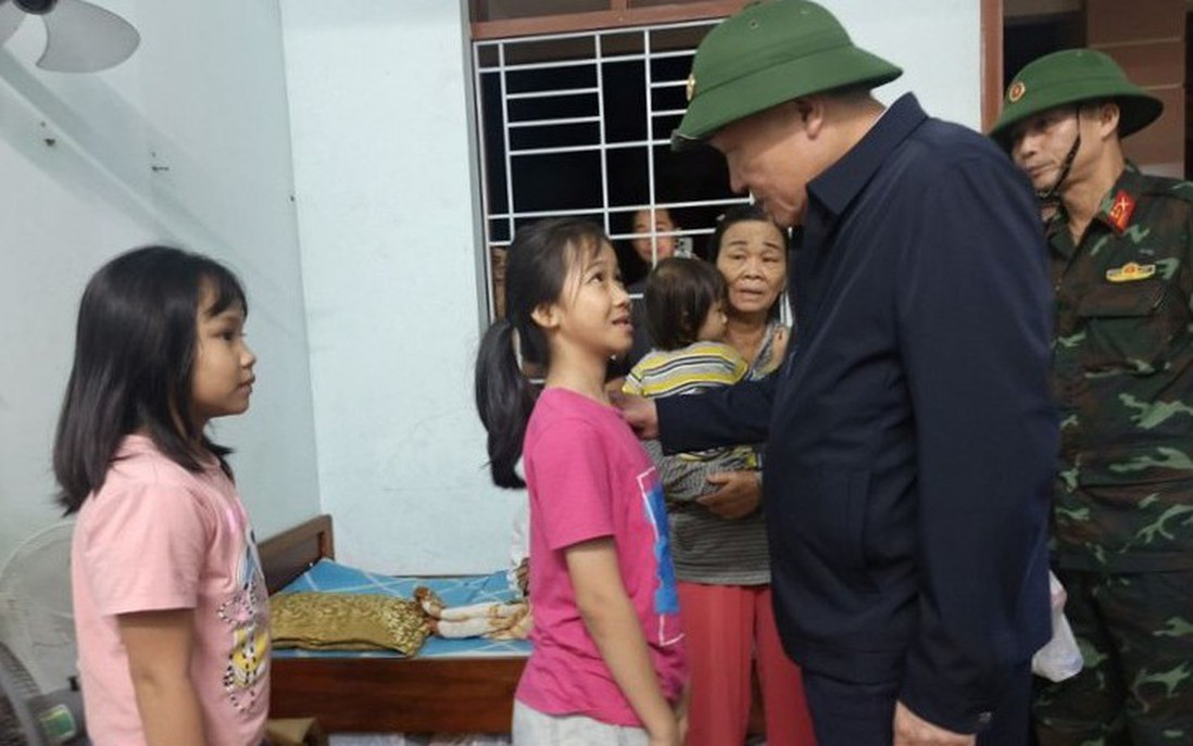 Phó Thủ tướng Thường trực Nguyễn Hòa Bình thăm nhân dân vùng lũ Đắk Lắk