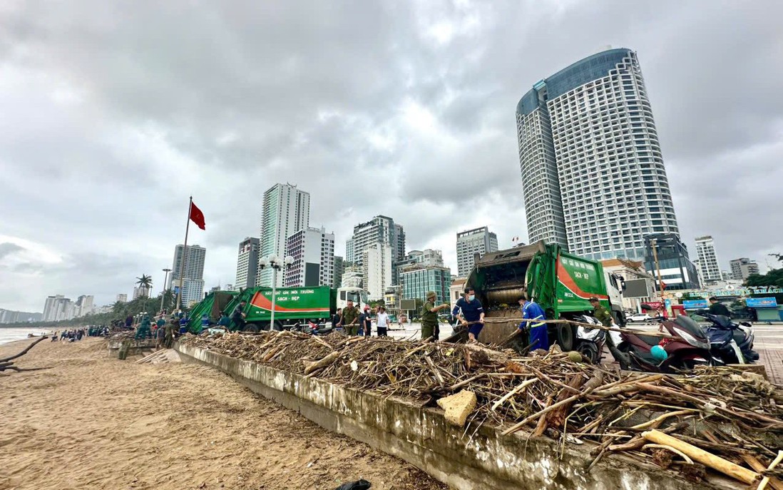 Người dân Khánh Hòa gượng dậy dọn dẹp sau lũ 