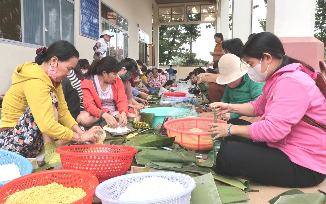 "Bếp nghĩa tình" đỏ lửa xuyên đêm để những đòn bánh chưng, bánh tét kịp đến với bà con vùng lũ