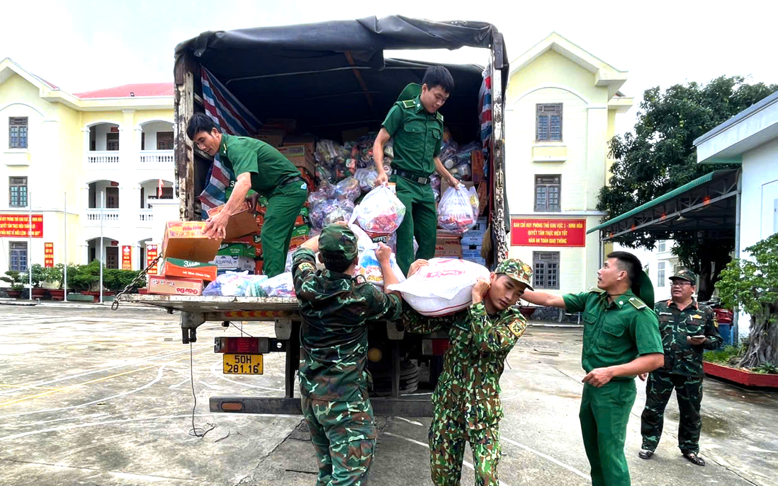 TPHCM: Những chuyến xe "chở nghĩa tình", hướng về rốn lũ miền Trung