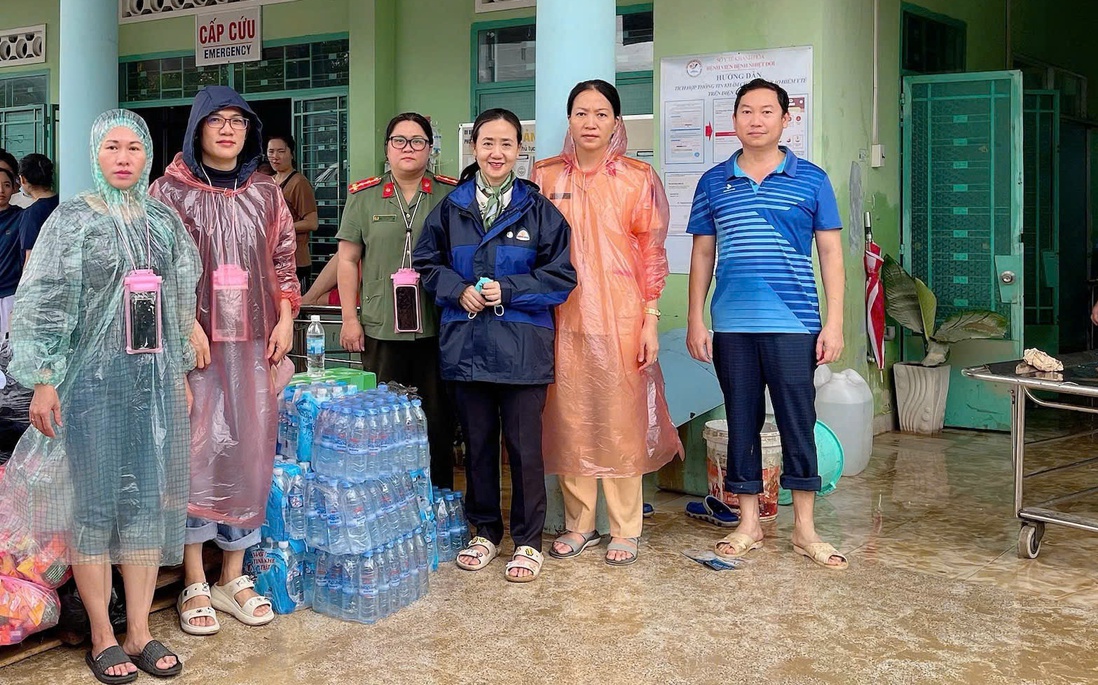 Hội LHPN Khánh Hòa trao hàng nghìn suất cơm đến người dân vùng lũ