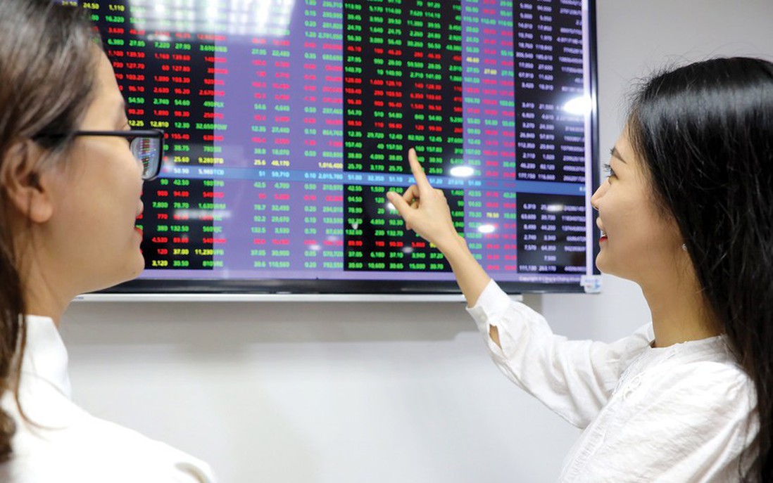 VN-Index tăng hơn 13 điểm nhờ nhóm trụ bứt phá, thị trường vẫn “xanh vỏ đỏ lòng”