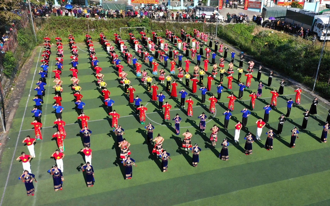 Phụ nữ Cao Bằng đồng diễn dân vũ chào mừng Đại hội đại biểu MTTQ Việt Nam tỉnh lần thứ XIV 